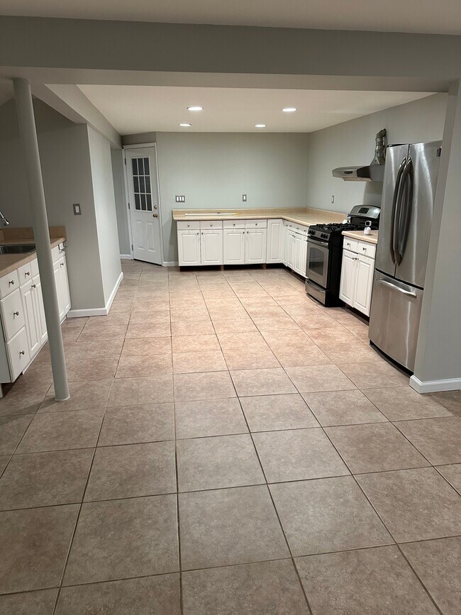 27 Southview Cir in Lake Grove, NY - Building Photo - Building Photo