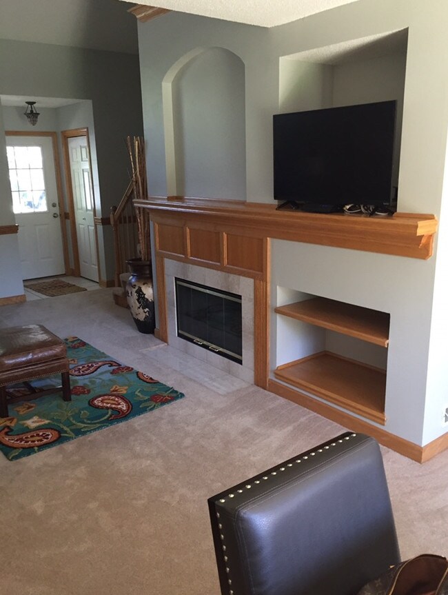 811 Burr Oaks Dr in West Des Moines, IA - Foto de edificio - Building Photo