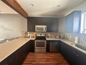 1037 W Rooftop Dr in Midvale, UT - Foto de edificio - Building Photo