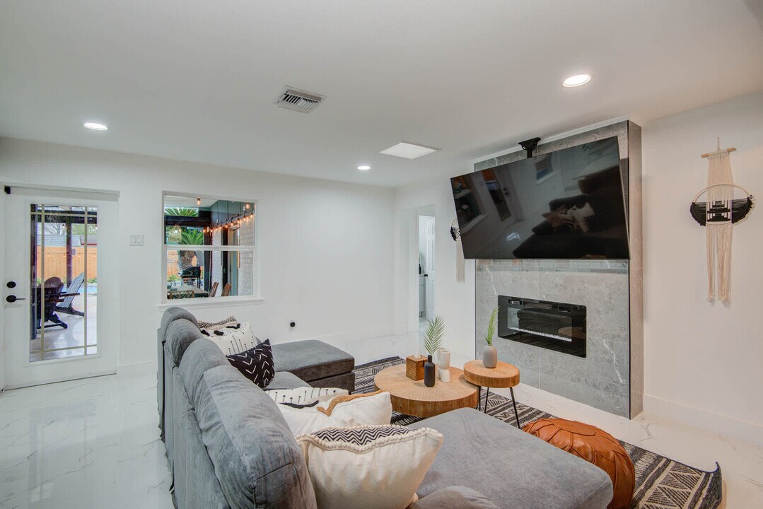 9406 Opelika St in Houston, TX - Building Photo