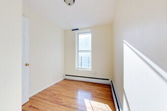 106 Rockaway Ave, Unit 2 in Brooklyn, NY - Building Photo - Building Photo