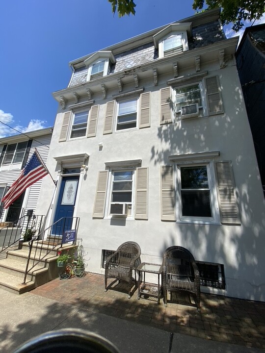 409 Farnsworth Avenue in Bordentown, NJ - Building Photo