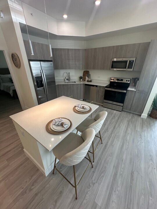 8769 W 35th Ln in Hialeah, FL - Foto de edificio
