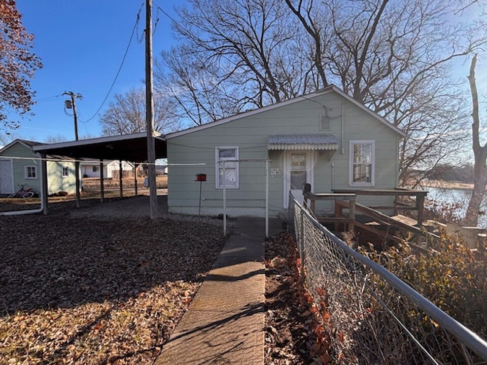 202 1/2 Pine St in Wamego, KS - Building Photo