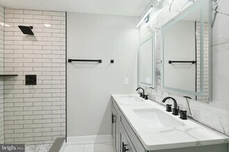 411 W Hewson St in Philadelphia, PA - Building Photo - Building Photo