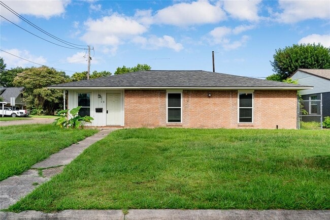 property at 2210 Chestnut Ln