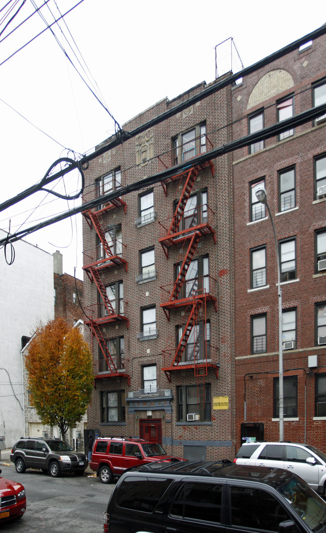 1323 College Ave in Bronx, NY - Foto de edificio - Building Photo