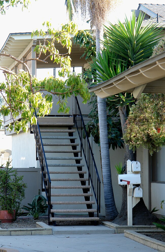 2713 W Juniper St in Santa Ana, CA - Foto de edificio - Building Photo