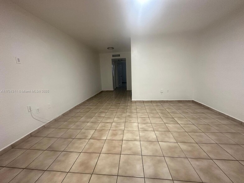 4655 Palm Ave, Unit 221 in Hialeah, FL - Building Photo