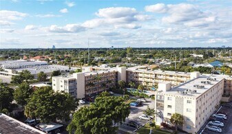 2145 Pierce St in Hollywood, FL - Building Photo