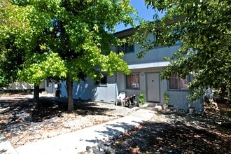 146 N East St in Cloverdale, CA - Building Photo - Building Photo