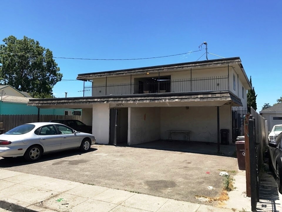 425 Hale Ave in Oakland, CA - Building Photo