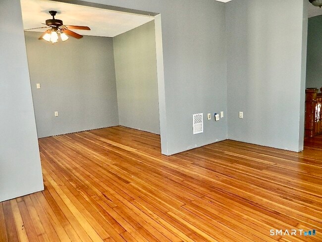 37 Elm St in East Haven, CT - Building Photo - Building Photo