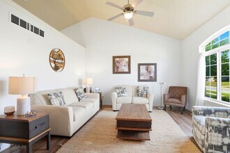 235 Lockmoor Ave in North Liberty, IA - Foto de edificio - Building Photo