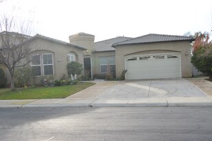 5617 Via Cervano in Bakersfield, CA - Building Photo
