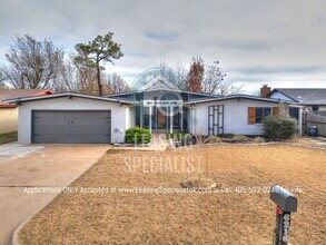 6216 N College St in Warr Acres, OK - Building Photo - Building Photo