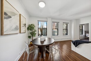 180 E Pearson St in Chicago, IL - Building Photo