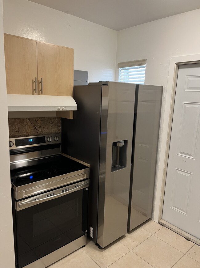 739 NW 53rd St, Unit duplex in Miami, FL - Foto de edificio - Building Photo