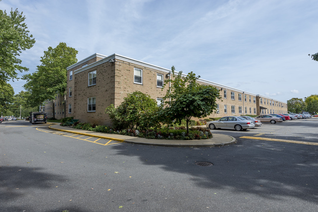 Halandia Court in Rockville Centre, NY - Building Photo