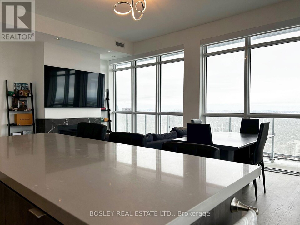 7-6017 Grenville St in Toronto, ON - Building Photo