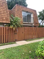2161 Orange Grove Dr in Davie, FL - Building Photo