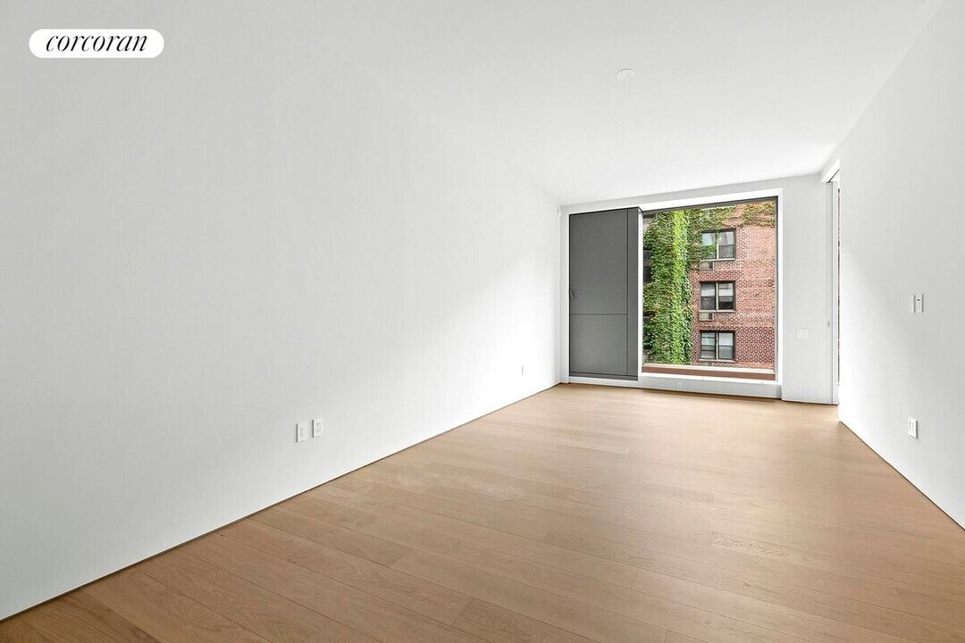 251 W 14th St in New York, NY - Building Photo