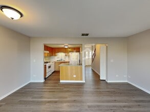 1082 Horizon Ridge Dr in Lake In The Hills, IL - Building Photo - Building Photo