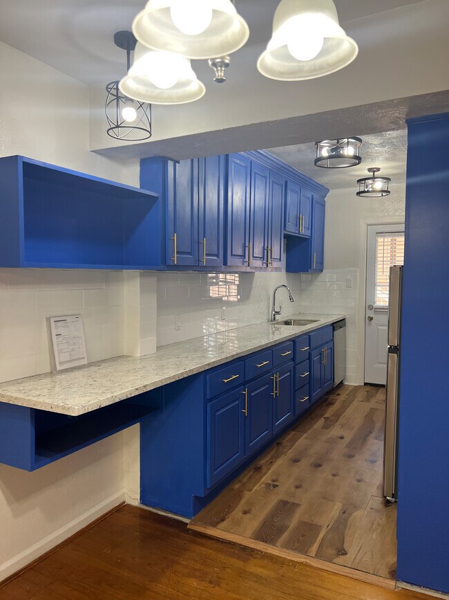 609 Cortlandt St photo'