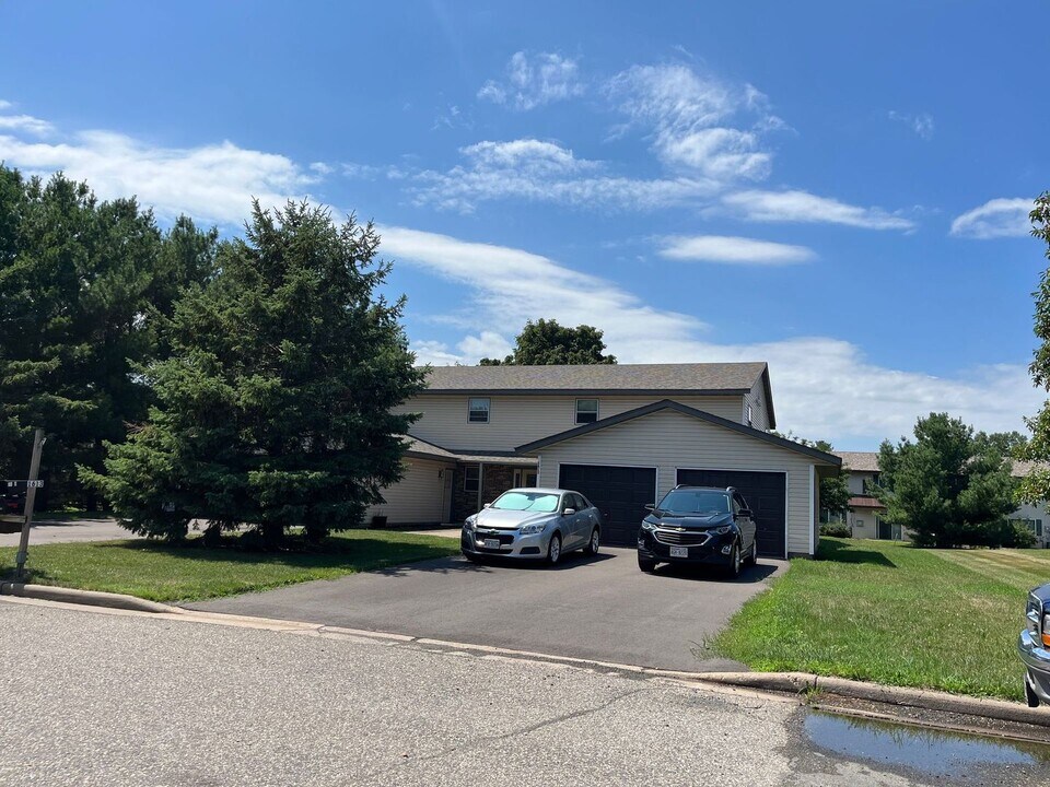1613 Redwood Dr in Hudson, WI - Building Photo