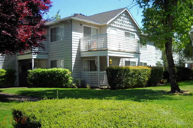 Poplar Village Apartments in Medford, OR - Foto de edificio