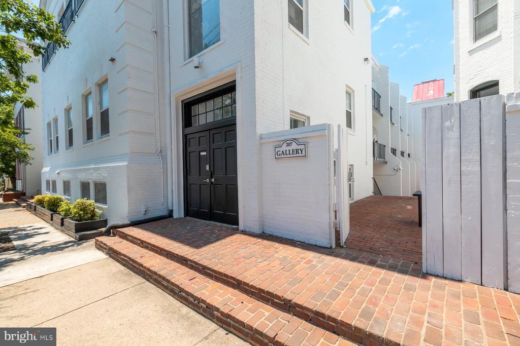 207 S Patrick St in Alexandria, VA - Building Photo