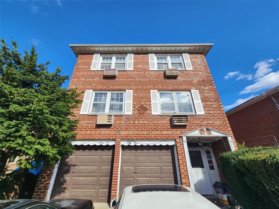 61-33-61165 165th St in Queens, NY - Foto de edificio