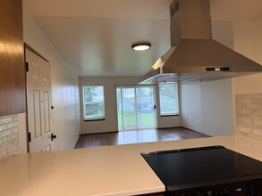 1045 3rd Ave in Sequim, WA - Foto de edificio - Building Photo