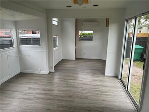 1600 NW 42nd St in Miami, FL - Building Photo - Building Photo