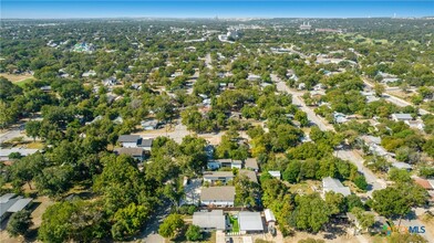 587 E Basel St in New Braunfels, TX - Foto de edificio - Building Photo