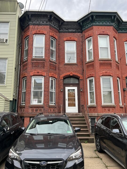 19 Glenwood Ave in Jersey City, NJ - Building Photo