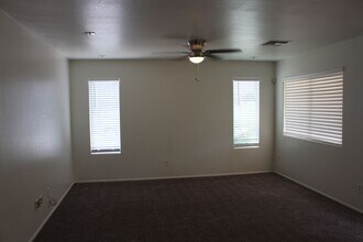 8420 S 50th Dr in Phoenix, AZ - Foto de edificio - Building Photo