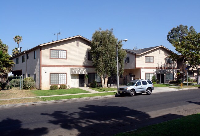 5476 W 99th Pl in Los Angeles, CA - Foto de edificio - Building Photo