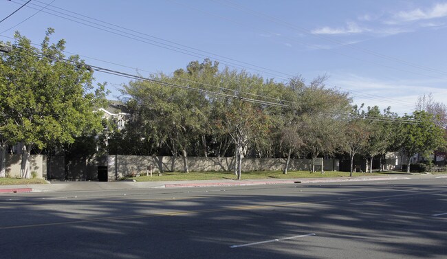 Victoria Garden in Costa Mesa, CA - Foto de edificio - Building Photo