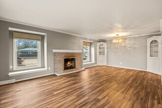 3042 E Newport Ct, Unit Upper in Milwaukee, WI - Building Photo - Building Photo