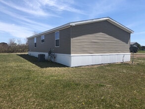 405 4th Ave SW in Belfield, ND - Foto de edificio - Building Photo