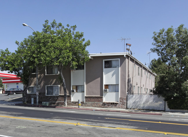 110 S Idaho St in La Habra, CA - Foto de edificio - Building Photo