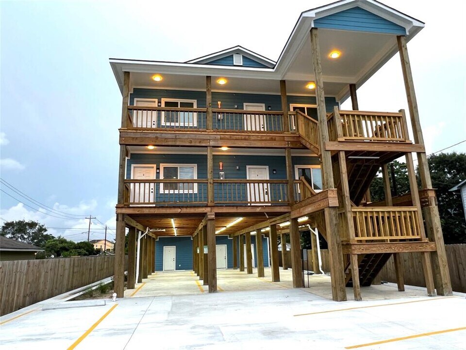 175 W 6th St in Kemah, TX - Building Photo