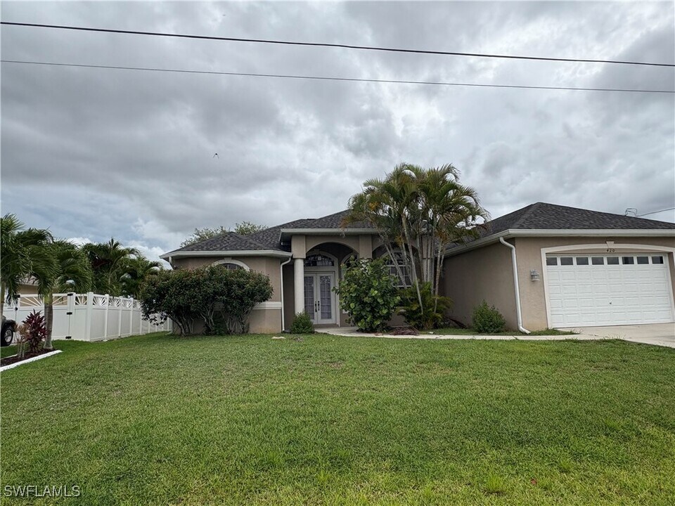420 SE 13th Pl in Cape Coral, FL - Foto de edificio