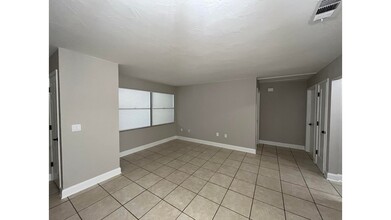 7423 SW 42nd Pl, Unit 1 in Gainesville, FL - Foto de edificio - Building Photo