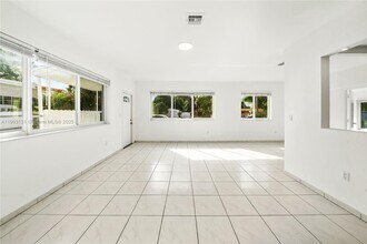 1271 NE 159th St in North Miami Beach, FL - Building Photo - Building Photo