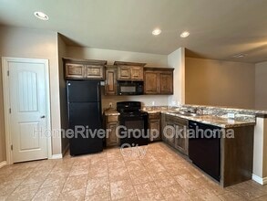 905 SW 92nd St in Oklahoma City, OK - Building Photo - Building Photo
