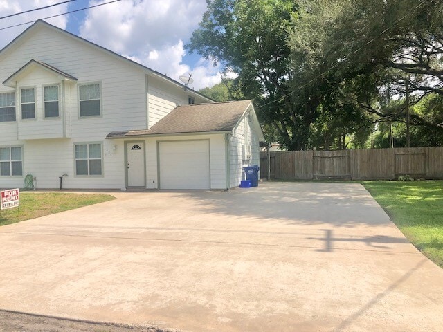 404 Peach St in Tomball, TX - Foto de edificio - Building Photo