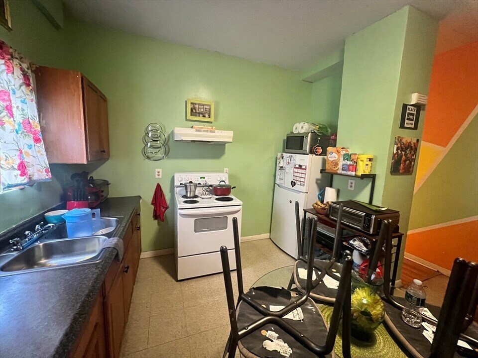 217 Pleasant St in Brockton, MA - Building Photo