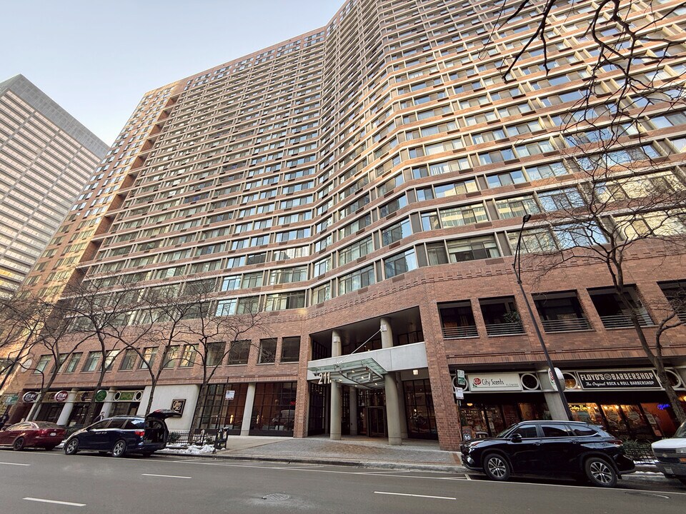 211 E Ohio St, Unit 2707 in Chicago, IL - Building Photo